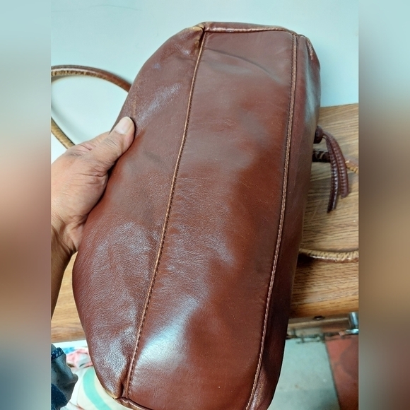 Bentley Leathers "Cargo" Shoulder Bag - Picture 9 of 16